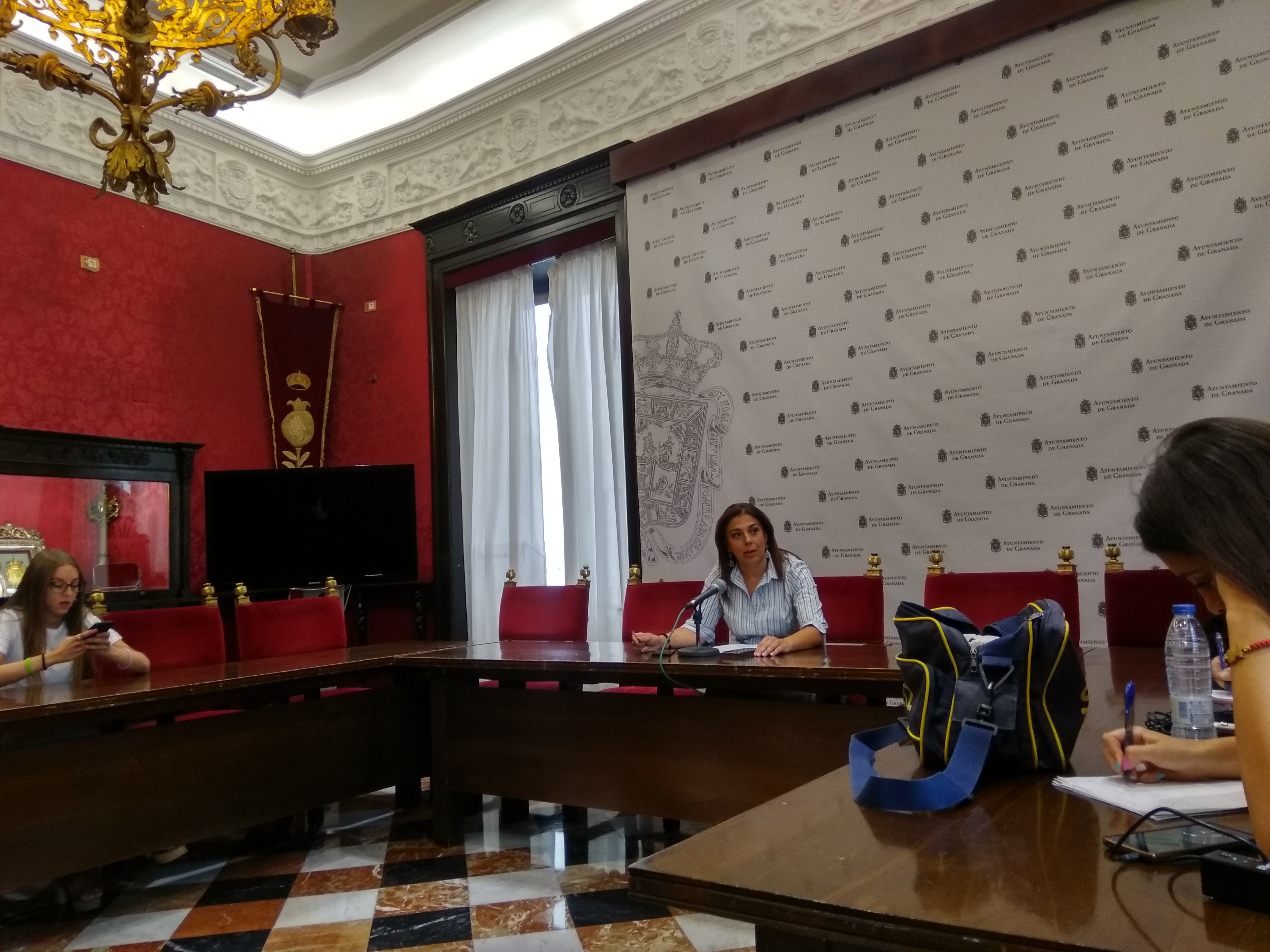 El PSOE ve inviable legalmente la anunciada nueva tasa a los comerciantes El PSOE ve inviable legalmente la anunciada nueva tasa a los comerciantes