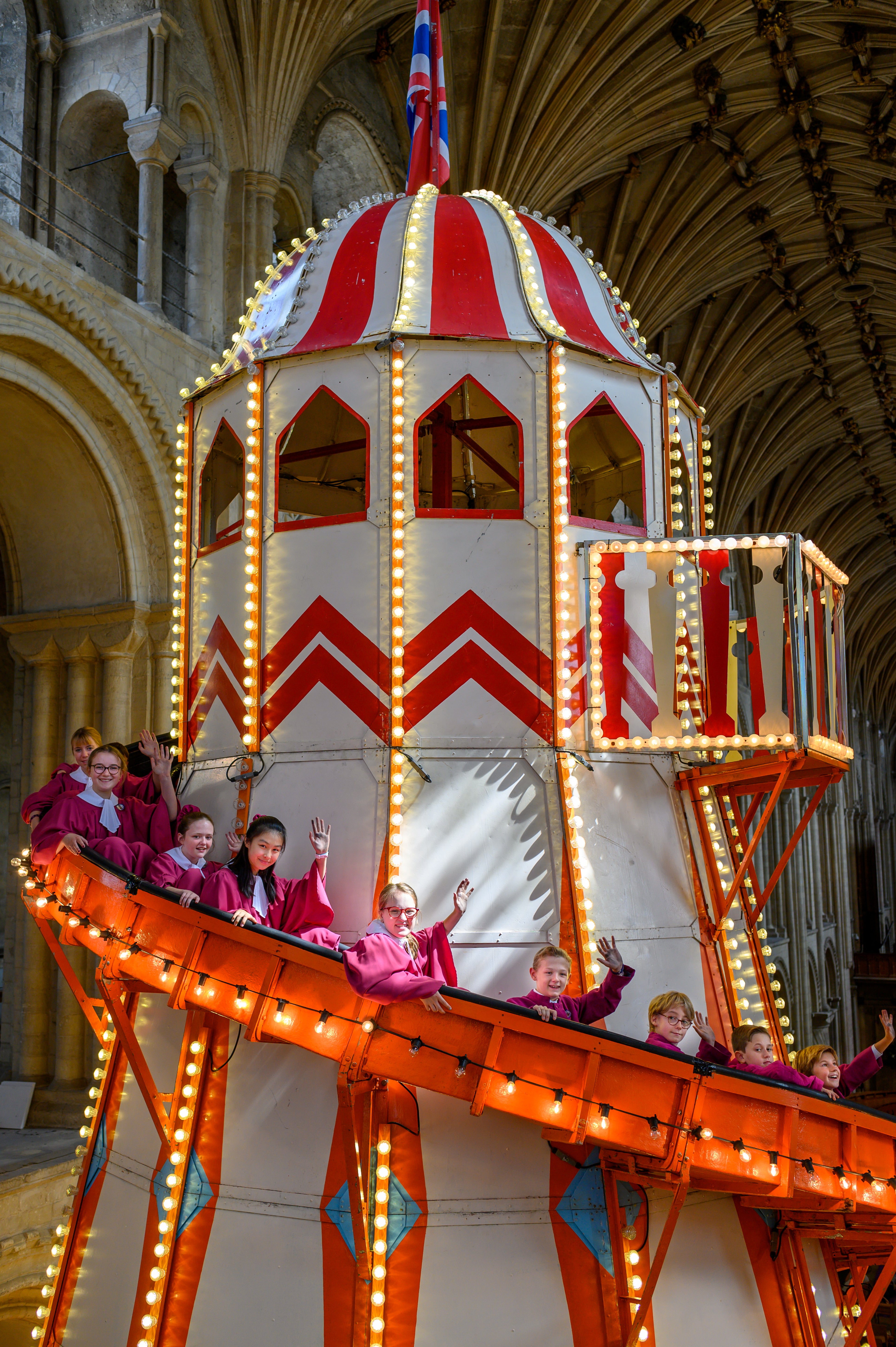 Historia de una catedral donde ponen toboganes y dejan pasar al circo Historia de una catedral donde ponen toboganes y dejan pasar al circo