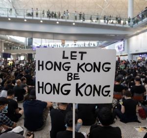 Protestas en el aeropuerto de Hong Kong para exigir al gobierno chino la autonomía de la región Protestas en el aeropuerto de Hong Kong para exigir al gobierno chino la autonomía de la región