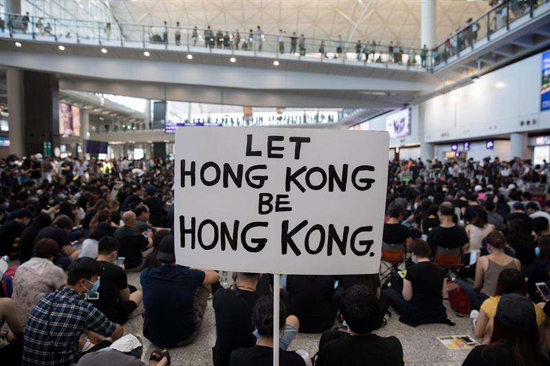 Reabre el aeropuerto de Hong Kong, aunque siguen cancelados más de 300 vuelos Reabre el aeropuerto de Hong Kong, aunque siguen cancelados más de 300 vuelos