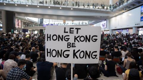 Protestas en el aeropuerto de Hong Kong para exigir al gobierno chino la autonom&iacute;a de la regi&oacute;n