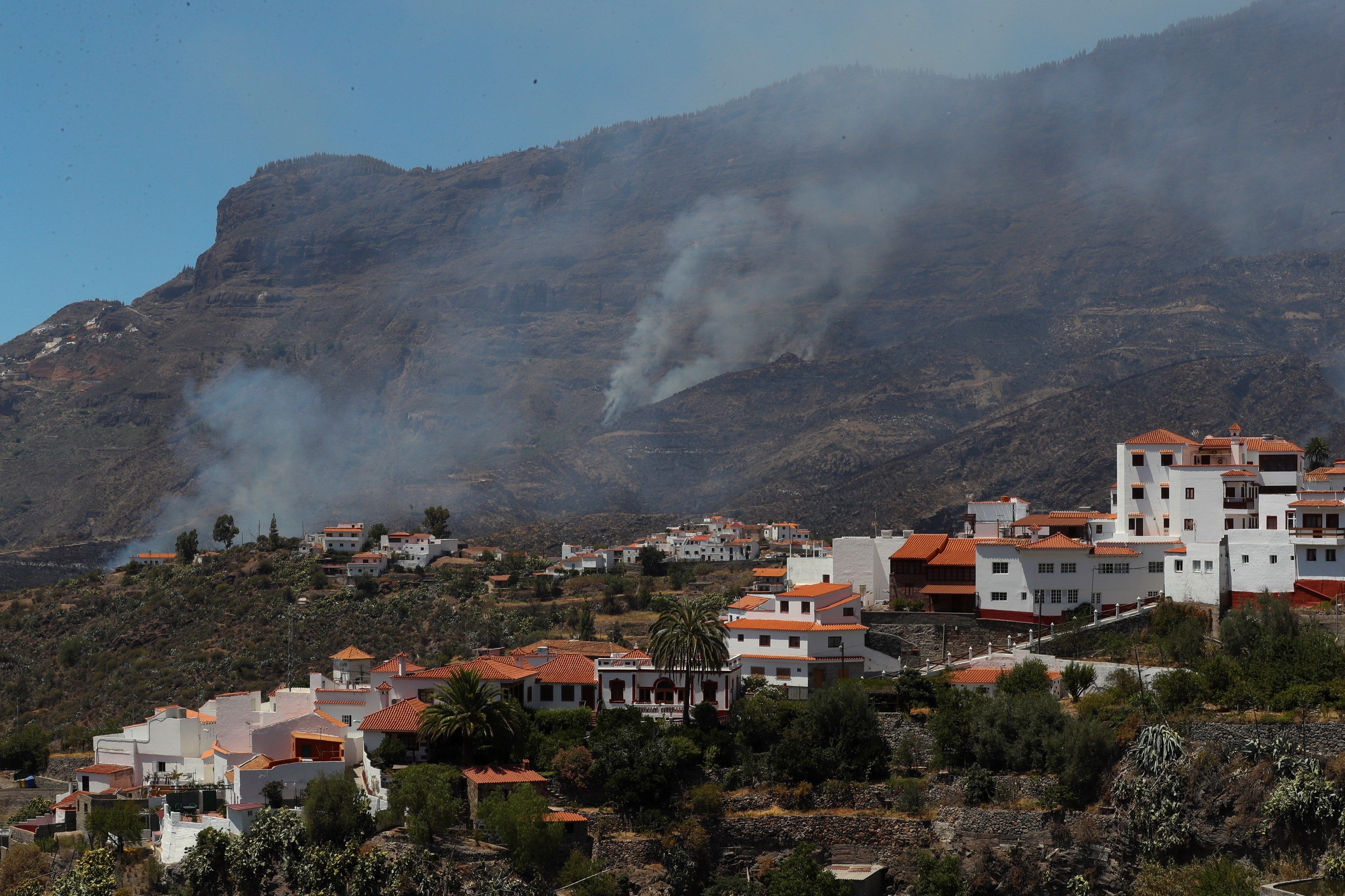 El viento y las altas temperaturas complican las tareas de extinción del incendio en Gran Canaria El viento y las altas temperaturas complican las tareas de extinción del incendio en Gran Canaria