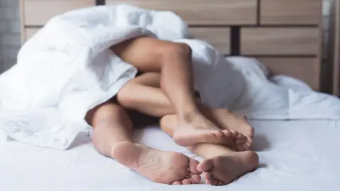 Pareja en la cama Pareja en la cama