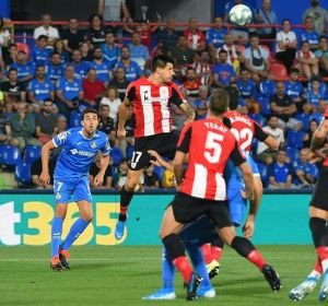 Jugadores del Athletic y Getafe pelean un balón aéreo Jugadores del Athletic y Getafe pelean un balón aéreo