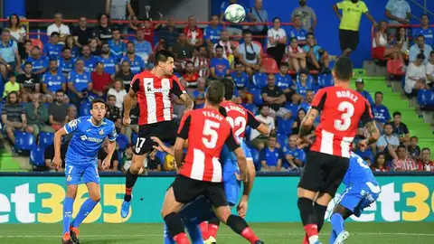 Jugadores del Athletic y Getafe pelean un balón aéreo Jugadores del Athletic y Getafe pelean un balón aéreo