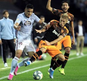 Gabriel Fernández lucha un balón con Wass Gabriel Fernández lucha un balón con Wass