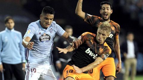 Gabriel Fern&aacute;ndez lucha un bal&oacute;n con Wass