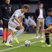 El centrocampista del Celta Denis Suárez (i) pelea un balón con el defensa italiano del Valencia Cristiano Piccini 