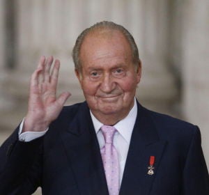 Antena 3 Noticias Fin de Semana (25-08-19) El Rey Juan Carlos pasa la noche en la UCI tras ser operado del corazón Antena 3 Noticias Fin de Semana (25-08-19) El Rey Juan Carlos pasa la noche en la UCI tras ser operado del corazón