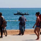 Buzos del Grupo Especial de Actividades Subacuáticas de la Guardia Civil en la playa de San Sebastian de la Barceloneta en Barcelona