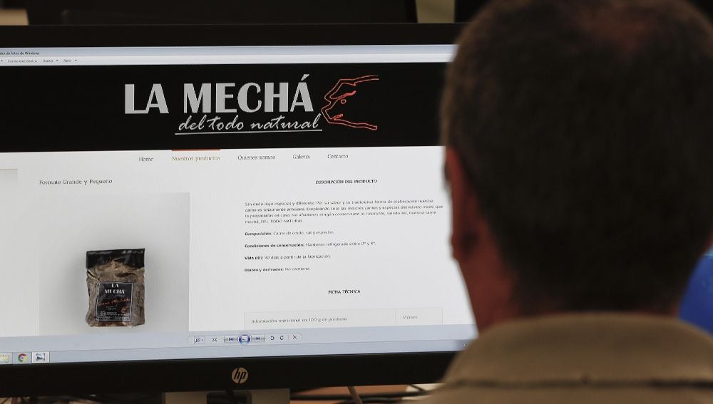 Un usuario navega por la página web de Magrudis, que comercializa la carne mechada "La Mechá"