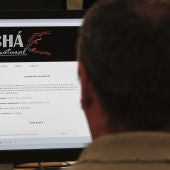 Un usuario navega por la página web de Magrudis, que comercializa la carne mechada "La Mechá"