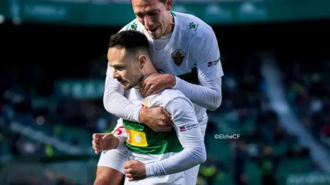 Manuel Sánchez celebra un gol con su compañero Iván Sánchez. ELCHE CF