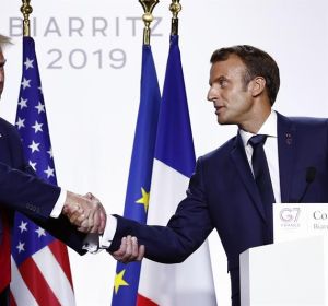 Macron saluda a Donald Trump en un momento de la Cumbre del G7 en Biarritz. Macron saluda a Donald Trump en un momento de la Cumbre del G7 en Biarritz.