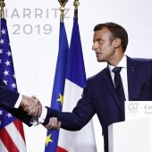 Macron saluda a Donald Trump en un momento de la Cumbre del G7 en Biarritz. 