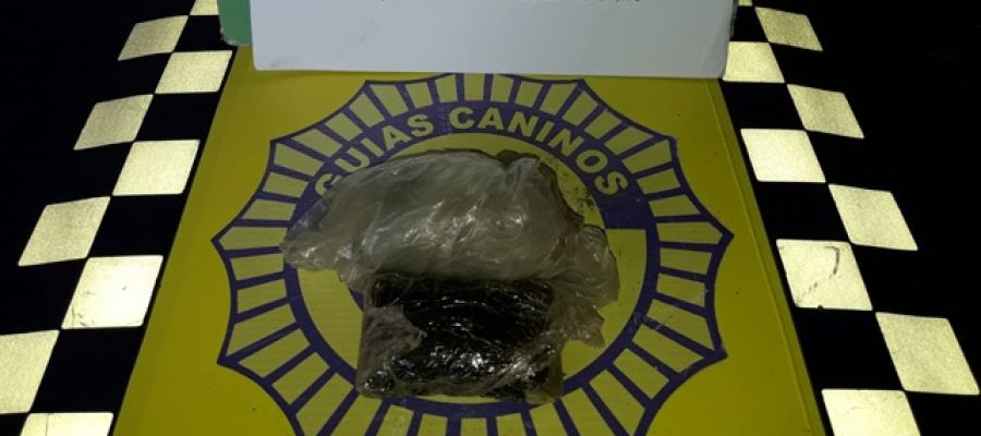 Hachís y pimienta en polvo que llevaba el detenido por la Policía Local de Elche. Hachís y pimienta en polvo que llevaba el detenido por la Policía Local de Elche.