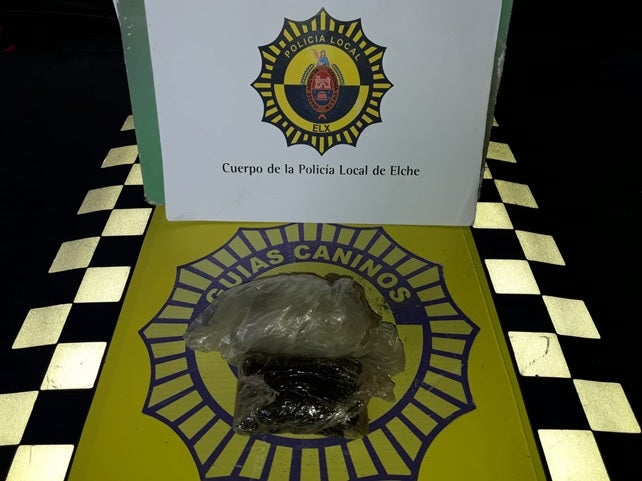 La Policía Local de Elche detiene a un hombre con hachís que trató de enmascarar su olor con pimienta en polvo La Policía Local de Elche detiene a un hombre con hachís que trató de enmascarar su olor con pimienta en polvo