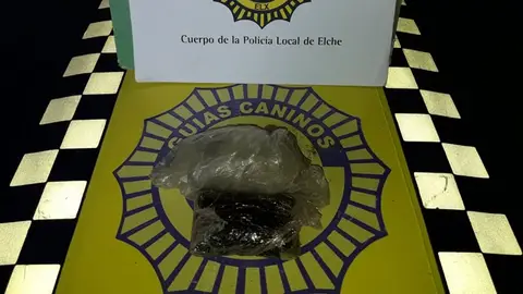 Hachís y pimienta en polvo que llevaba el detenido por la Policía Local de Elche. Hachís y pimienta en polvo que llevaba el detenido por la Policía Local de Elche.