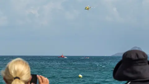 Efectivos del 112 de la Región de Murcia y agentes de la Guardia Civil buscan restos del aparato Efectivos del 112 de la Región de Murcia y agentes de la Guardia Civil buscan restos del aparato