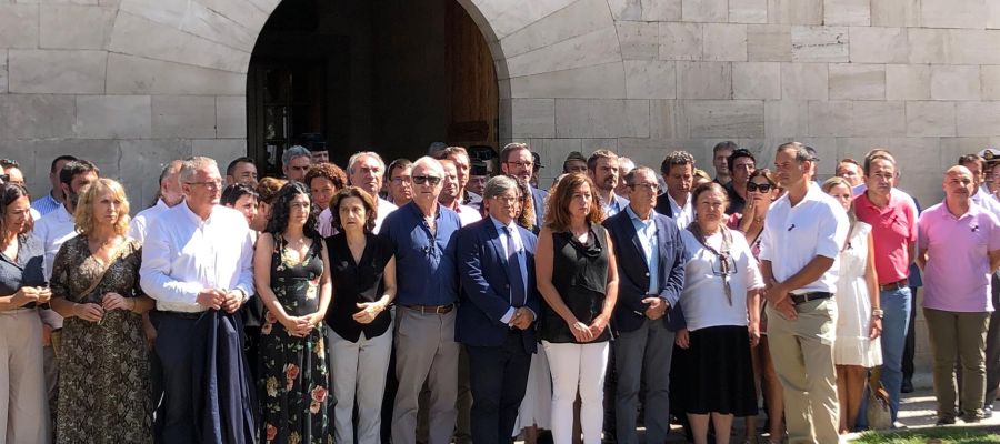 El Govern guarda un minuto de silencio en el Consolat de Mar El Govern guarda un minuto de silencio en el Consolat de Mar