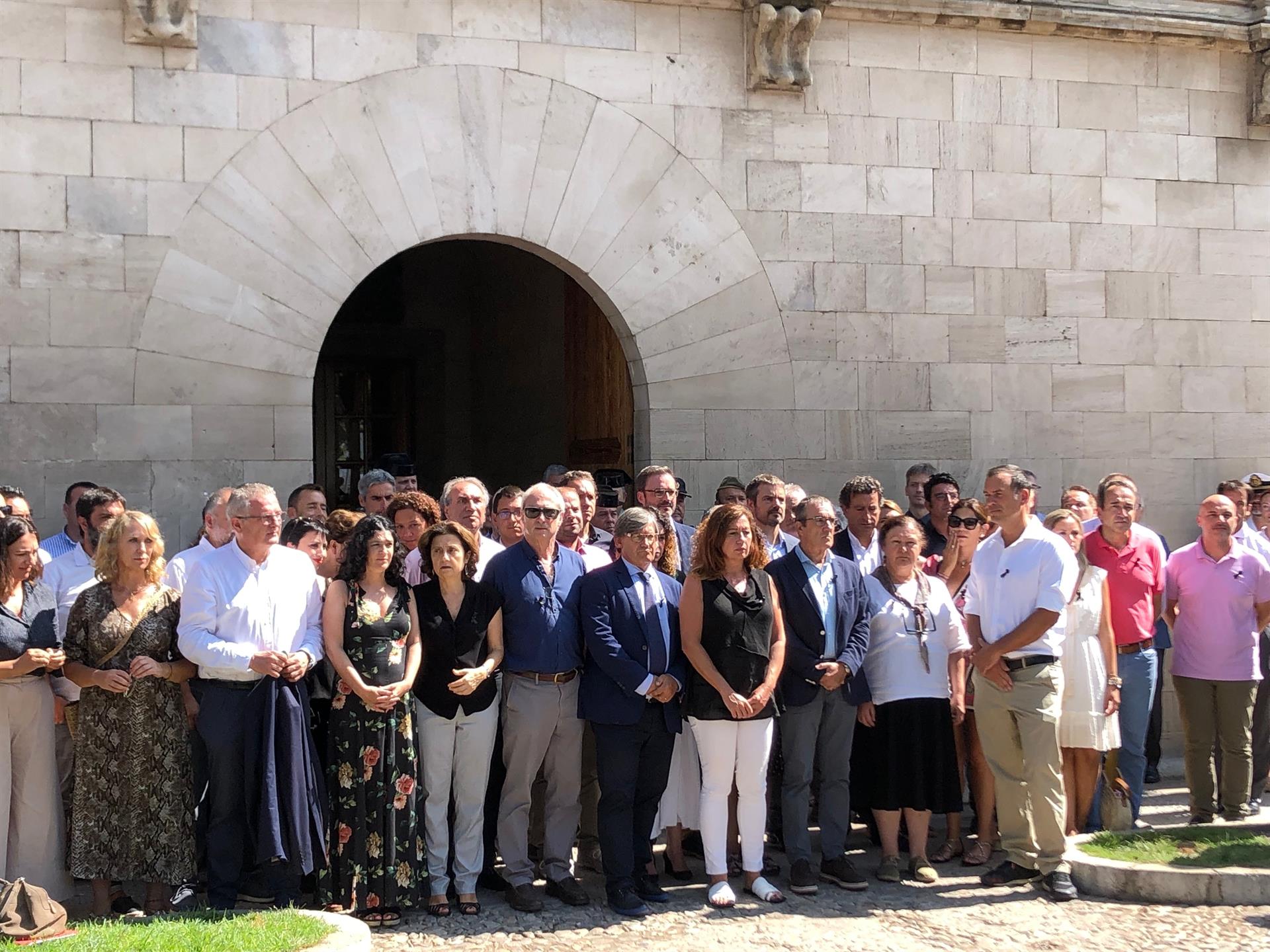 El Govern guarda un minuto de silencio en el Consolat de Mar en memoria de las víctimas del accidente aéreo El Govern guarda un minuto de silencio en el Consolat de Mar en memoria de las víctimas del accidente aéreo