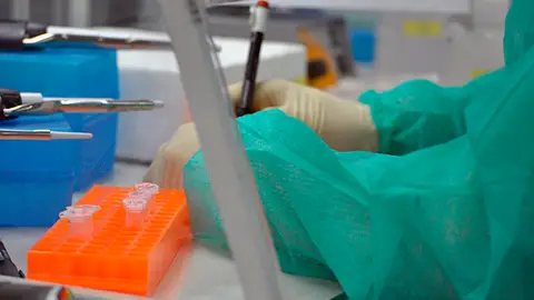 Personal de hospital realizando labores quirúrgicas. Personal de hospital realizando labores quirúrgicas.