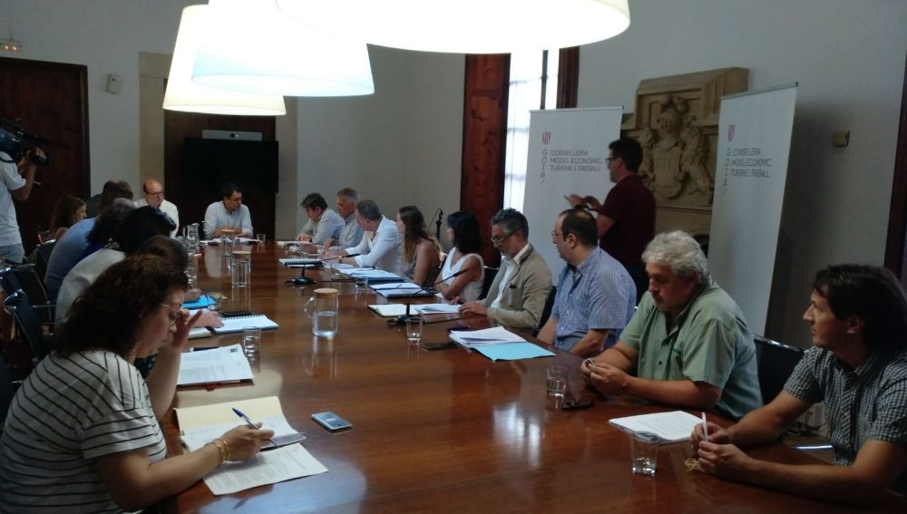 Iago Negueruela, conseller de Modelo Económico, Turismo y Trabajo, durante la reunión con el Consorcio Bolsa de Alojamientos Turísticos.