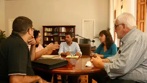 El presidente de la Diputación, Carlos Mazón, en la reunión celebrada con la alcaldesa del municipio de Sax, Laura Estevan. El presidente de la Diputación, Carlos Mazón, en la reunión celebrada con la alcaldesa del municipio de Sax, Laura Estevan.