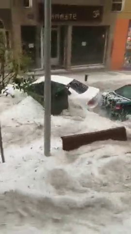 Las fuertes tormentas provocan cortes en el metro y varias carreteras de Madrid Las fuertes tormentas provocan cortes en el metro y varias carreteras de Madrid