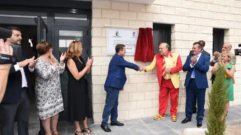 García-Page saluda a "Manolo el del Bombo" tras inaugurar el pabellón García-Page saluda a "Manolo el del Bombo" tras inaugurar el pabellón