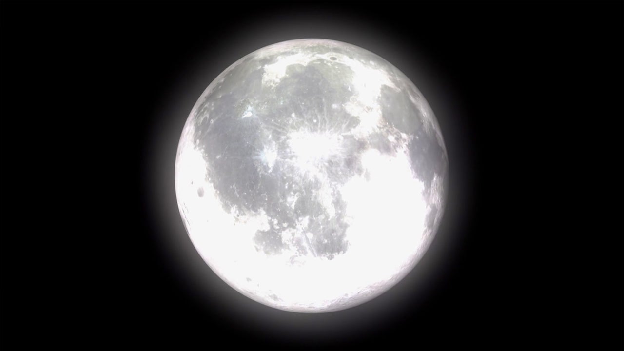 Un artista indio finge estar en la Luna para denunciar los socavones de su calle Un artista indio finge estar en la Luna para denunciar los socavones de su calle