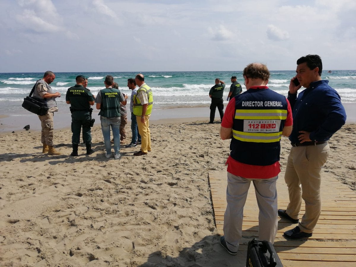 Una testigo cuenta cómo ha sido el accidente aéreo en La Manga: "Ha caído de cabeza al mar" Una testigo cuenta cómo ha sido el accidente aéreo en La Manga: "Ha caído de cabeza al mar"