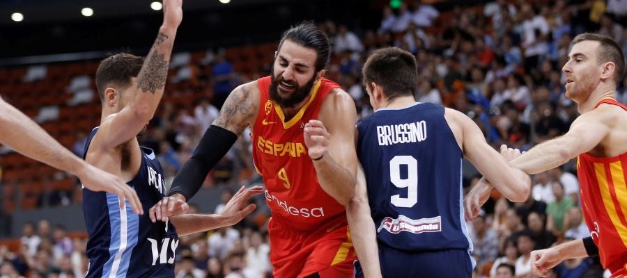 Ricky Rubio se abre paso entre los rivales en el partido de la Selección Ricky Rubio se abre paso entre los rivales en el partido de la Selección