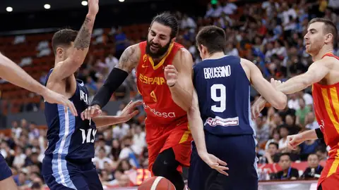 Ricky Rubio se abre paso entre los rivales en el partido de la Selección Ricky Rubio se abre paso entre los rivales en el partido de la Selección