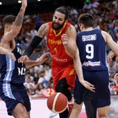Ricky Rubio se abre paso entre los rivales en el partido de la Selección Ricky Rubio se abre paso entre los rivales en el partido de la Selección