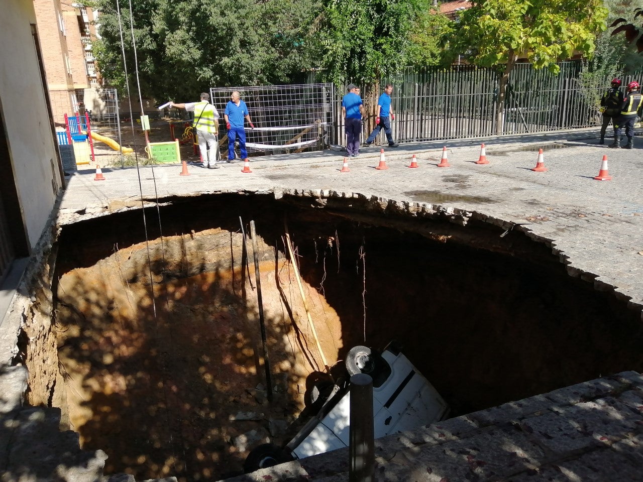 El temporal deja un enorme socavón en el barrio de San Millán El temporal deja un enorme socavón en el barrio de San Millán
