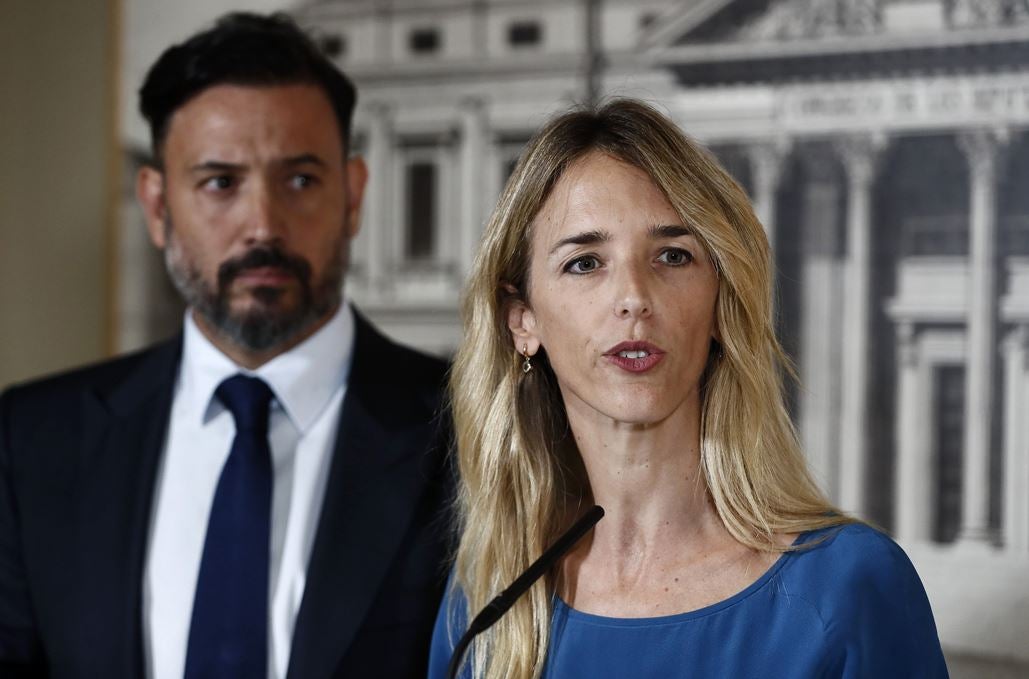 Cayetana Álvarez de Toledo carga contra Sánchez emulando a Bécquer: "Bloqueo... eres tú" Cayetana Álvarez de Toledo carga contra Sánchez emulando a Bécquer: "Bloqueo... eres tú"