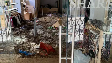 Un comercio de Arganda del Rey destrozado tras la troma de agua Un comercio de Arganda del Rey destrozado tras la troma de agua
