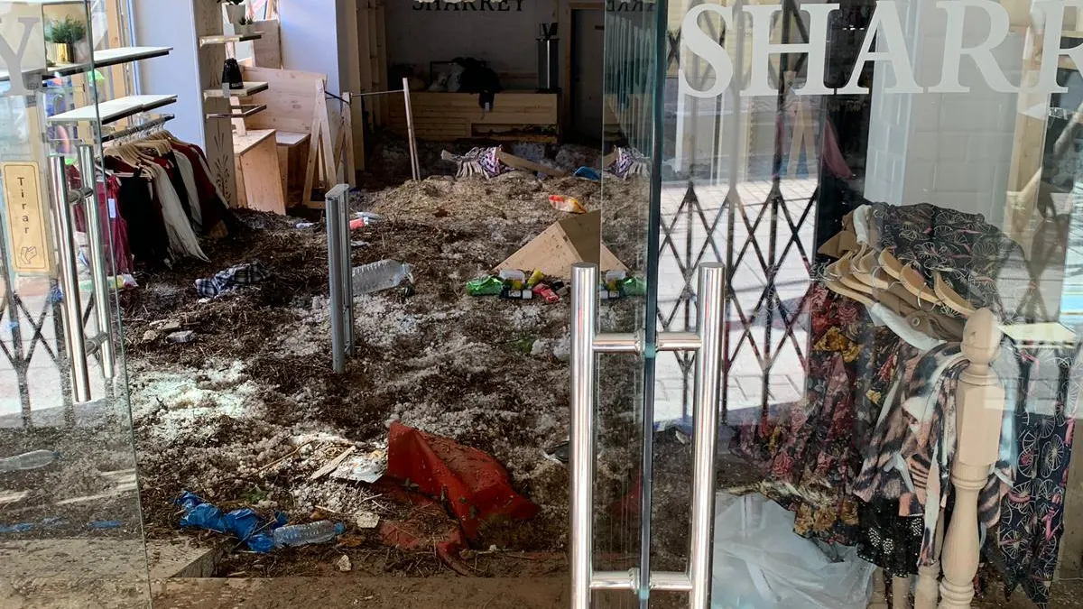 Un comercio de Arganda del Rey destrozado tras la troma de agua