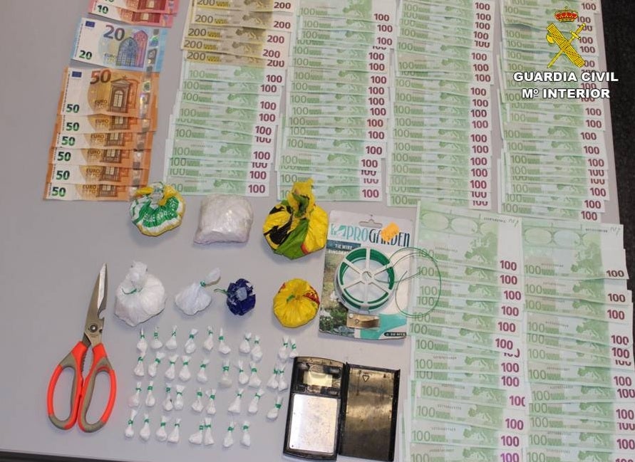 La Guardia Civil detiene a un vecino de Santa Pola por robar 11.000 euros a un hombre bajo amenazas de muerte La Guardia Civil detiene a un vecino de Santa Pola por robar 11.000 euros a un hombre bajo amenazas de muerte