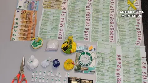 Efectos intervenidos por la Guardia Civil al detenido en Santa Pola. Efectos intervenidos por la Guardia Civil al detenido en Santa Pola.