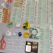 Efectos intervenidos por la Guardia Civil al detenido en Santa Pola. Efectos intervenidos por la Guardia Civil al detenido en Santa Pola.