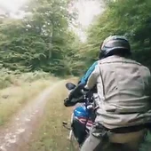 Última parte de la ruta en moto de Charly Sinewan por los Pirineos Última parte de la ruta en moto de Charly Sinewan por los Pirineos