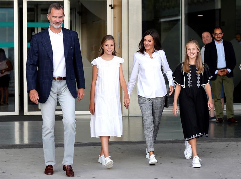 Los Reyes y sus hijas visitan a Don Juan Carlos en el hospital: "Está estupendo" Los Reyes y sus hijas visitan a Don Juan Carlos en el hospital: "Está estupendo"