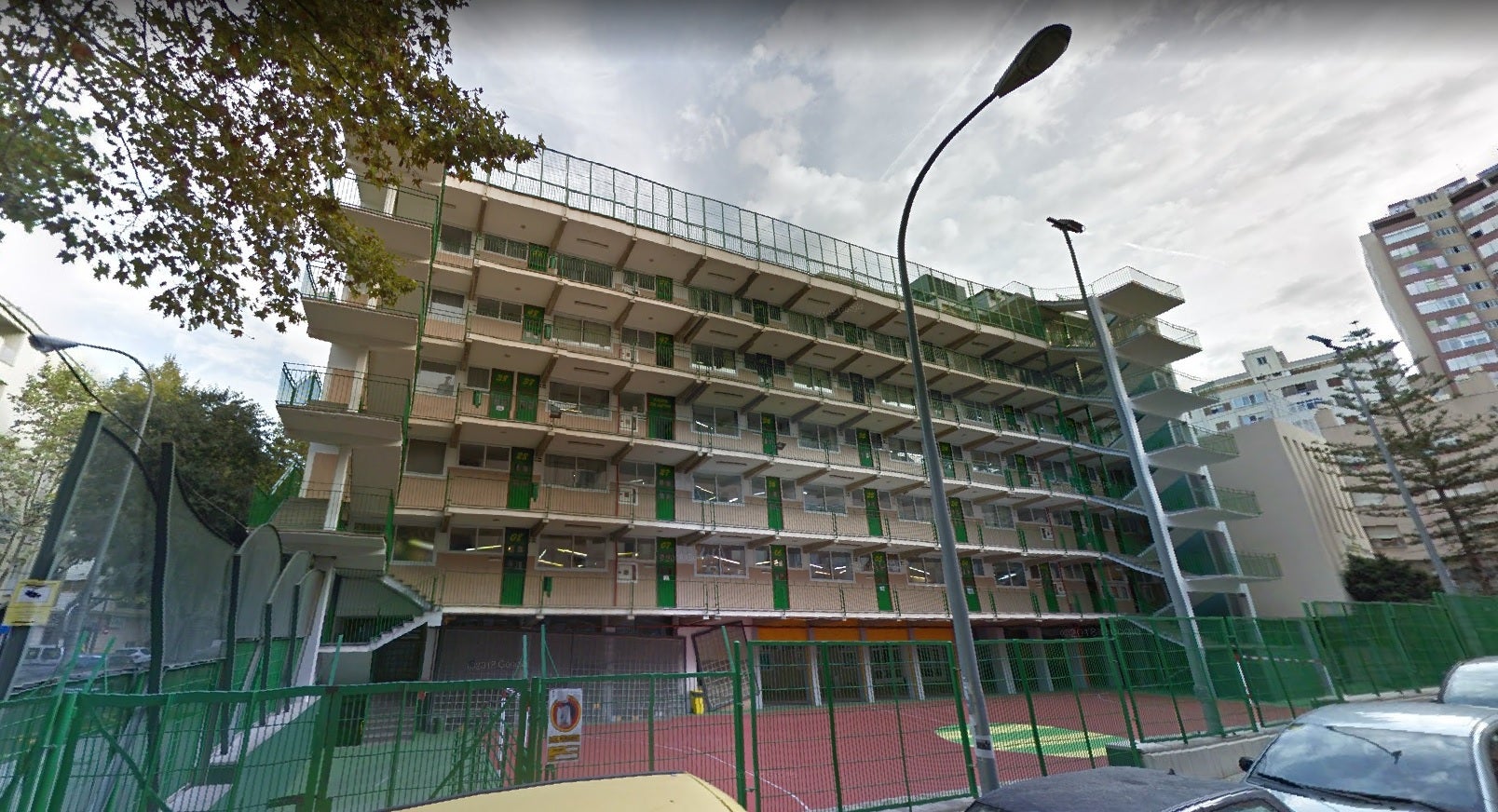 Un hombre de 47 años fallece tras precipitarse desde un quinto piso del Colegio Lluís Vives de Palma Un hombre de 47 años fallece tras precipitarse desde un quinto piso del Colegio Lluís Vives de Palma