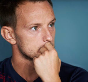 Ivan Rakitic, pensativo en el banquillo del FC Barcelona Ivan Rakitic, pensativo en el banquillo del FC Barcelona