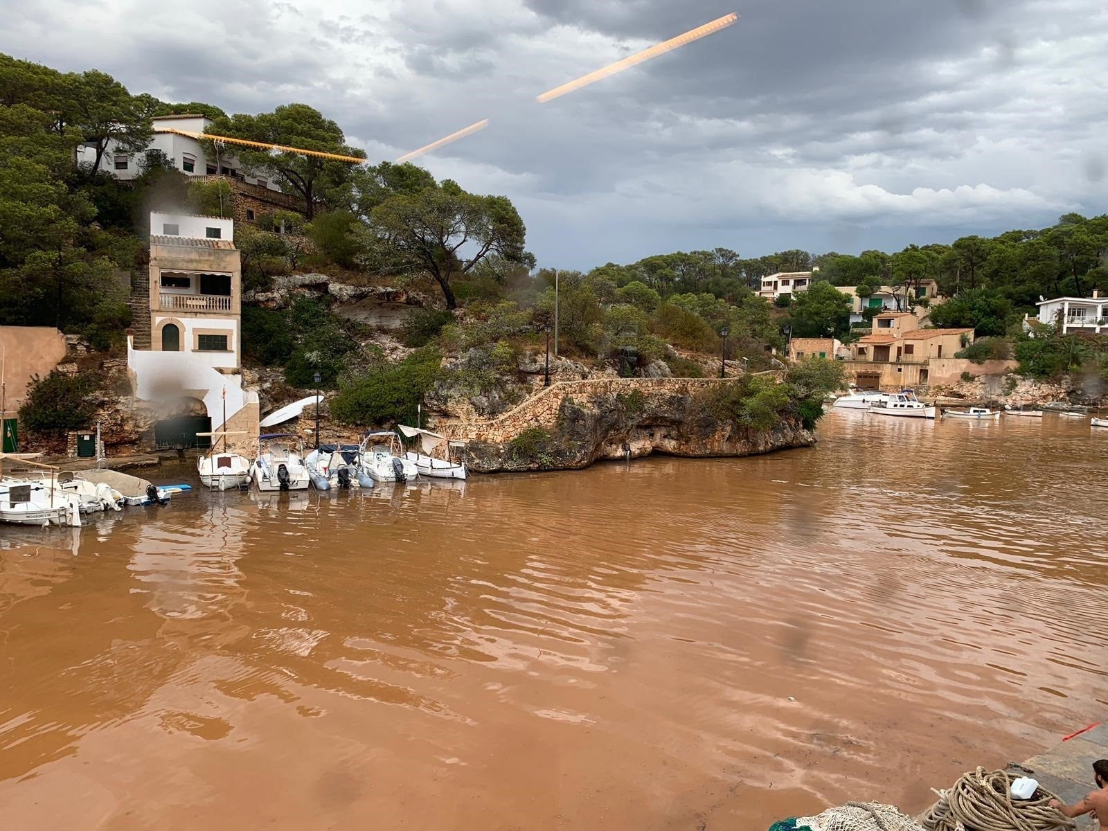 Hasta cien efectivos trabajan en las zonas más dañadas por la tormenta 'DANA' en Baleares Hasta cien efectivos trabajan en las zonas más dañadas por la tormenta 'DANA' en Baleares