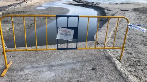 Valla en el Canal Virgen del Pilar de Santa Pola con cartel que advierte la presencia de bacterias fecales. Valla en el Canal Virgen del Pilar de Santa Pola con cartel que advierte la presencia de bacterias fecales.