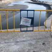 Valla en el Canal Virgen del Pilar de Santa Pola con cartel que advierte la presencia de bacterias fecales. Valla en el Canal Virgen del Pilar de Santa Pola con cartel que advierte la presencia de bacterias fecales.