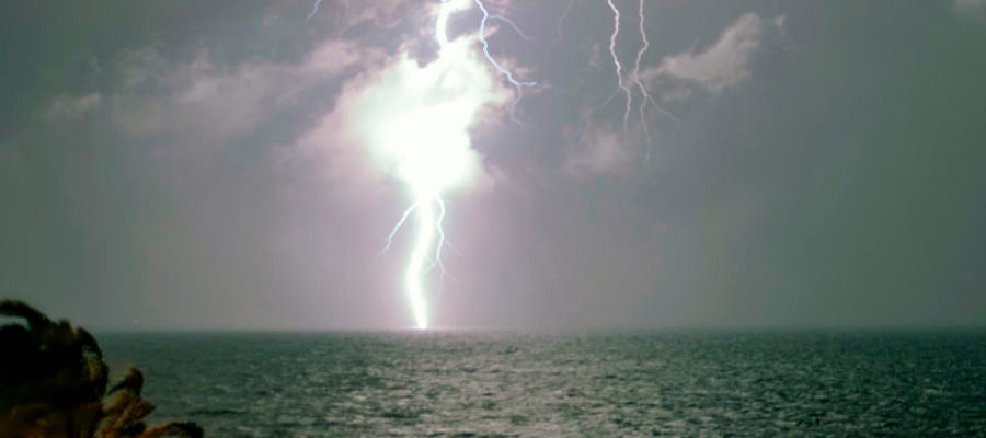 Tormenta eléctrica en la playa de Arenales del Sol de Elche. Tormenta eléctrica en la playa de Arenales del Sol de Elche.